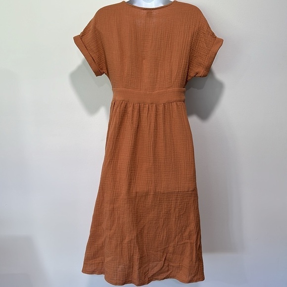 Plunging neck- button front dress - Picture 4 of 5